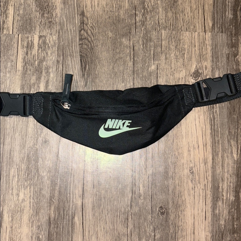 Nike from revolve Heritage Waistpack Bag - Picture 4 of 6